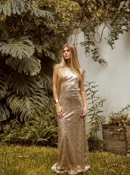 Alquiler de vestido de gala brillante color champagne para invitada de casamiento en jardín - Toia de Kiev