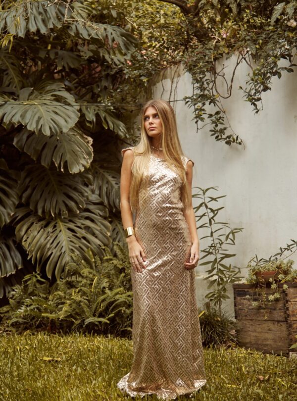 Alquiler de vestido de gala brillante color champagne para invitada de casamiento en jardín - Toia de Kiev