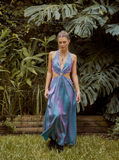 Alquiler de vestido de fiesta largo tornasolado azul y violeta. Diseño cut-out con argolla en la cintura y espalda descubierta- Toia de Kiev